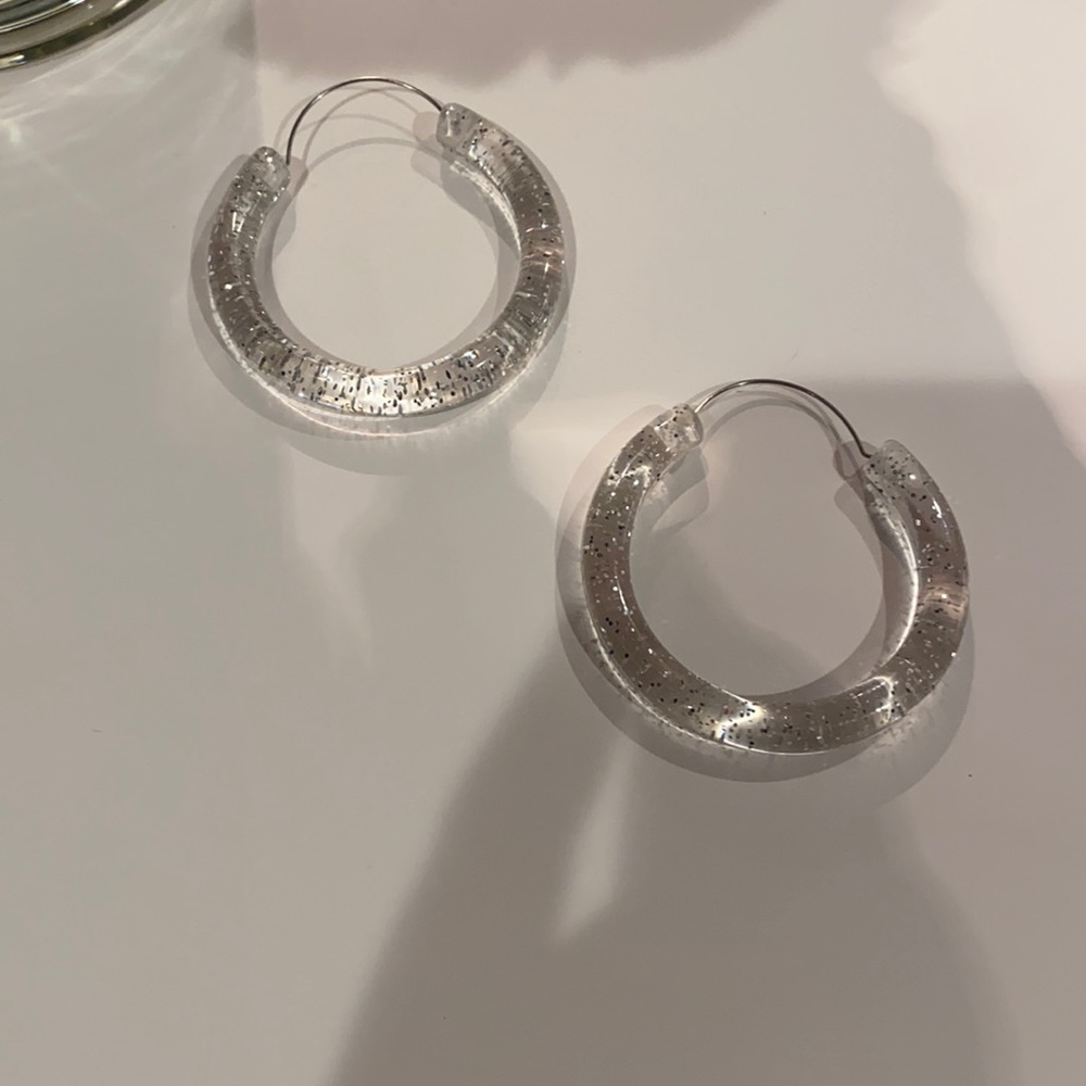 🌪Clear silver glitter hoops🌪